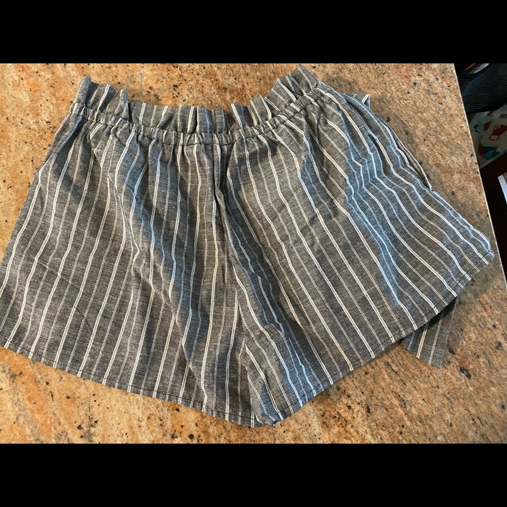 Grey and white stripe linen elastic with tie short